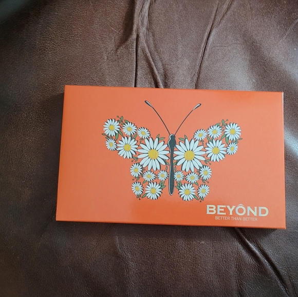 Beyond Mothra 18 Colors Shimmer & Matte Highly Pigment  Eyeshadow Palette - Picture 5 of 6